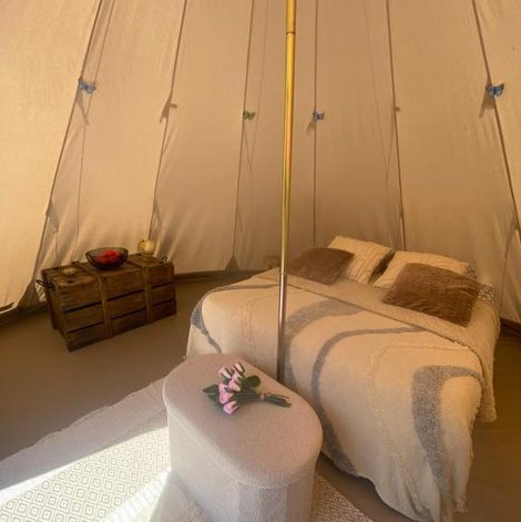 Tipi Les Pichies, Le Tipi d'Adri, Logement insolite dans l’Allier avec terrasse