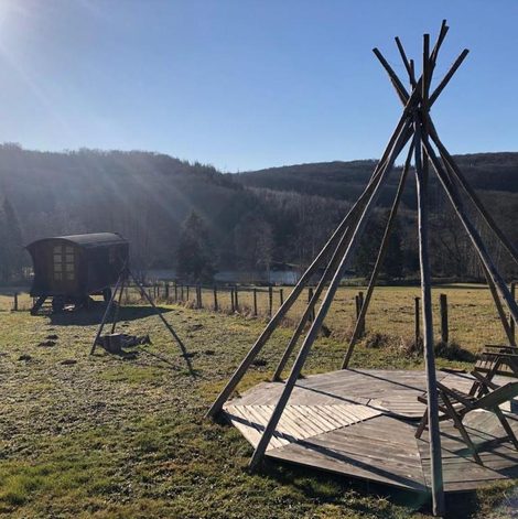 Roulotte Les roulottes de cirque Les Settons dans la Nièvre avec terrasse