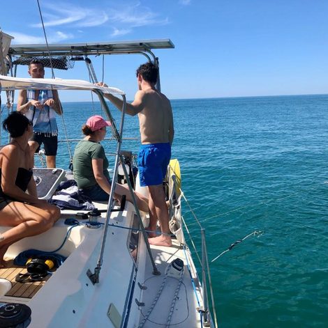 Bateau Location insolite en voilier, navigation, coucher de soleil dans le Gard avec terrasse