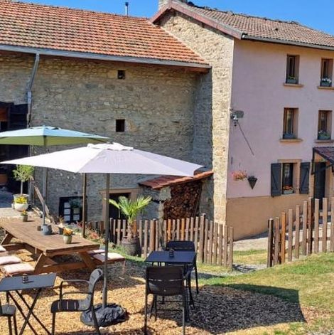 Tente Mini camping La Maison Rose dans le Puy-de-Dôme avec terrasse