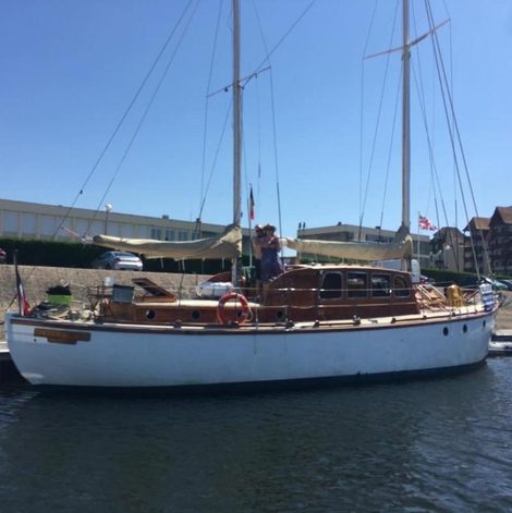 Bateau Port Deauville Yacht vintage dans le Calvados avec terrasse