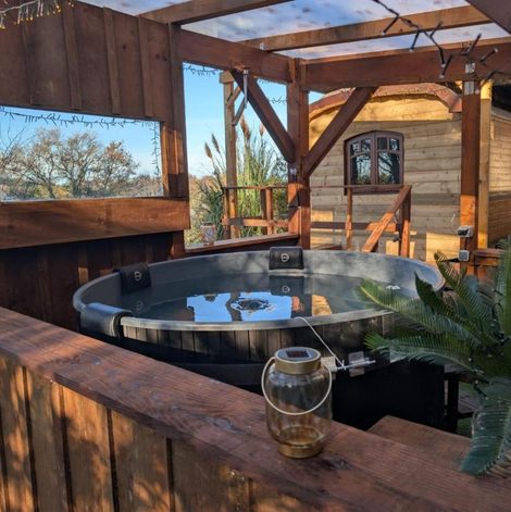 Roulotte avec bain nordique privatif chauffé, Séjour calme dans les Pyrénées-Atlantiques avec terrasse