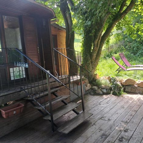 Roulotte champêtre à la ferme dans la Drôme avec terrasse