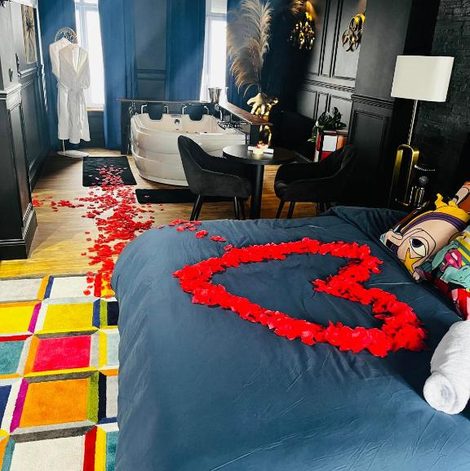 Loveroom Suite Picasso Balnéo et Spa Privatif, Ambiance Arty dans le Pas-de-Calais