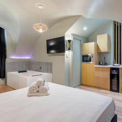 Loveroom Suite Romantique Balnéo Centre Lyon dans le Rhône