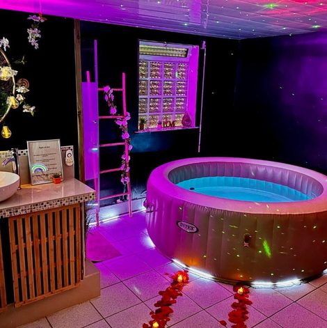 Loveroom suite romantique jacuzzi en Seine-Saint-Denis