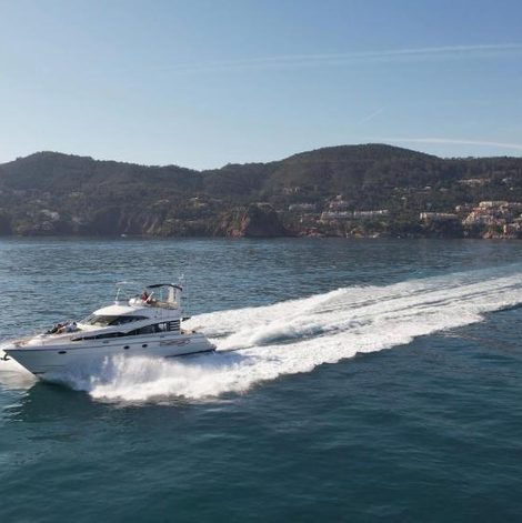 Bateau Superbe yacht dans le port de Cannes dans les Alpes-Maritimes avec terrasse