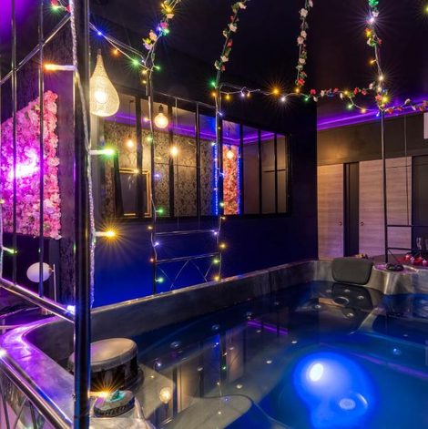 Loveroom Sweet SECRET'S JACUZZI dans le Rhône avec terrasse
