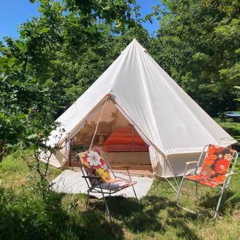 Tente cloche dans un jardin naturel et bucolique dans les Côtes-d’Armor avec spa privatif