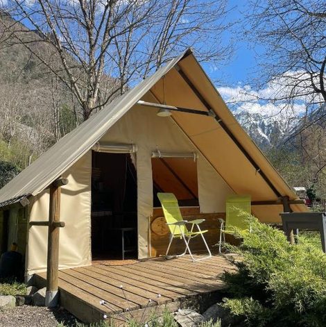 Tente de 4 personnes en pleine nature en Isère avec terrasse