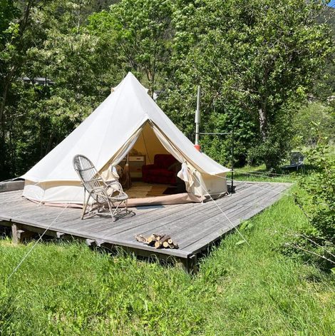 Tente inuite dans les Alpes-Maritimes avec terrasse