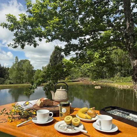 Tente Lodge en pleine nature dans le Puy-de-Dôme avec terrasse
