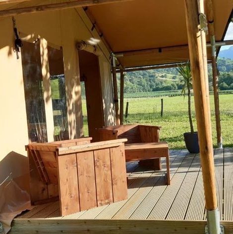 TENTE SAFARI Lodge FERME CARRIQUE dans les Pyrénées-Atlantiques avec terrasse