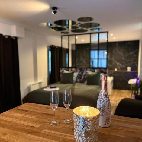 Loveroom The Moon Chambre romantique proche de Nancy en Meurthe-et-Moselle avec terrasse