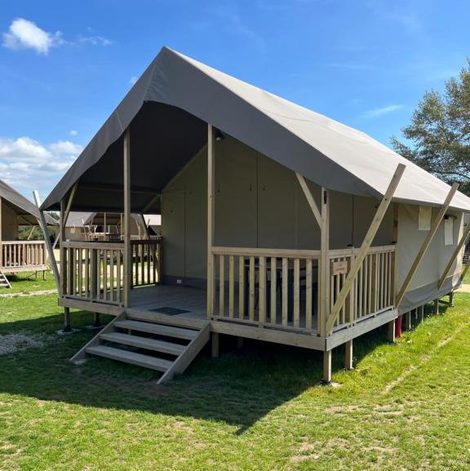 Tente UCPA Eco Lodge dans le Morbihan avec terrasse