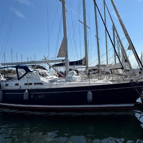 Bateau Voilier à quai dans l’Aude avec terrasse