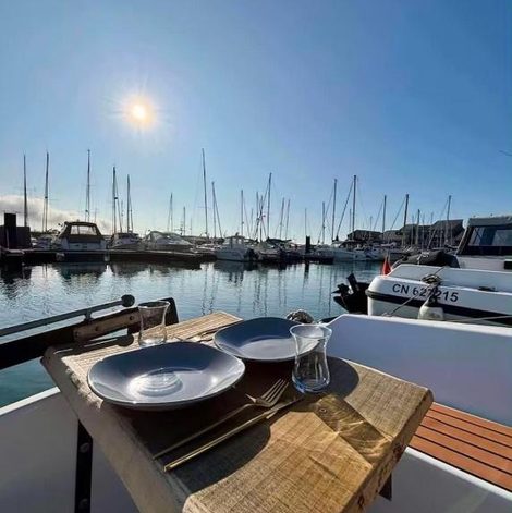 Bateau Voilier cosy au port de Deauville Vue dans le Calvados avec terrasse
