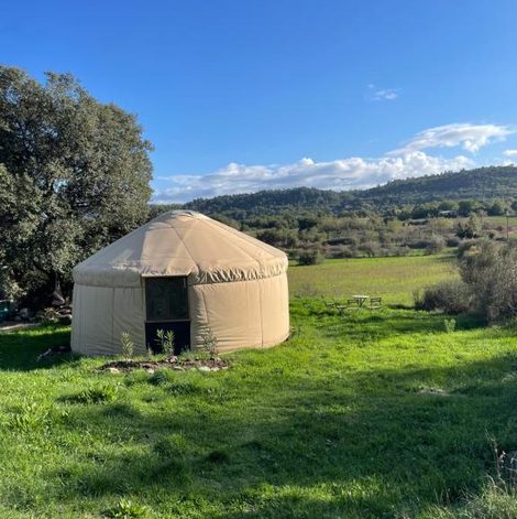 Yourte à la ferme des Bréguières dans le Var avec terrasse