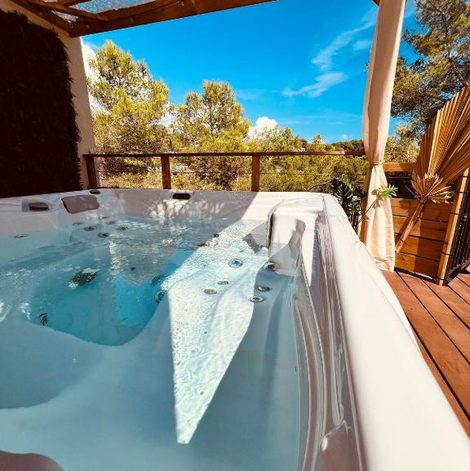 Yourte éco-lodge avec jacuzzi chez C&C dans les Alpes-Maritimes avec terrasse