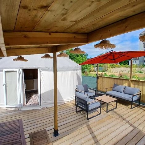 Yourte Terracotta Les Belles Ouvrières dans la Sarthe avec terrasse